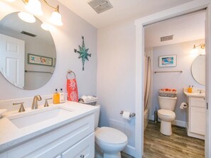 Ensemble douche/baignoire, sèche-cheveux, serviettes fournies