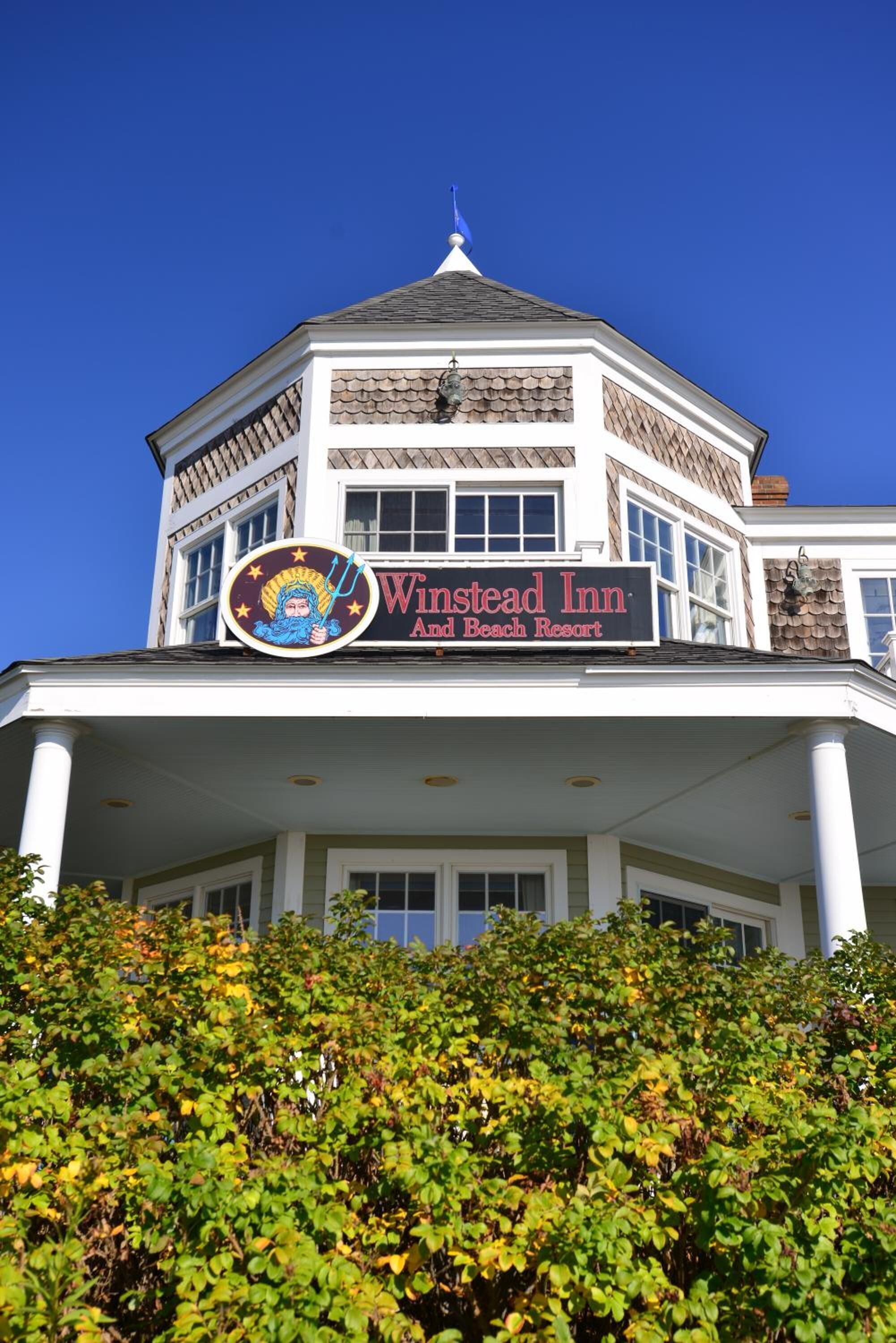 A building with a sign reading "Winstead Inn And Beach Resort."