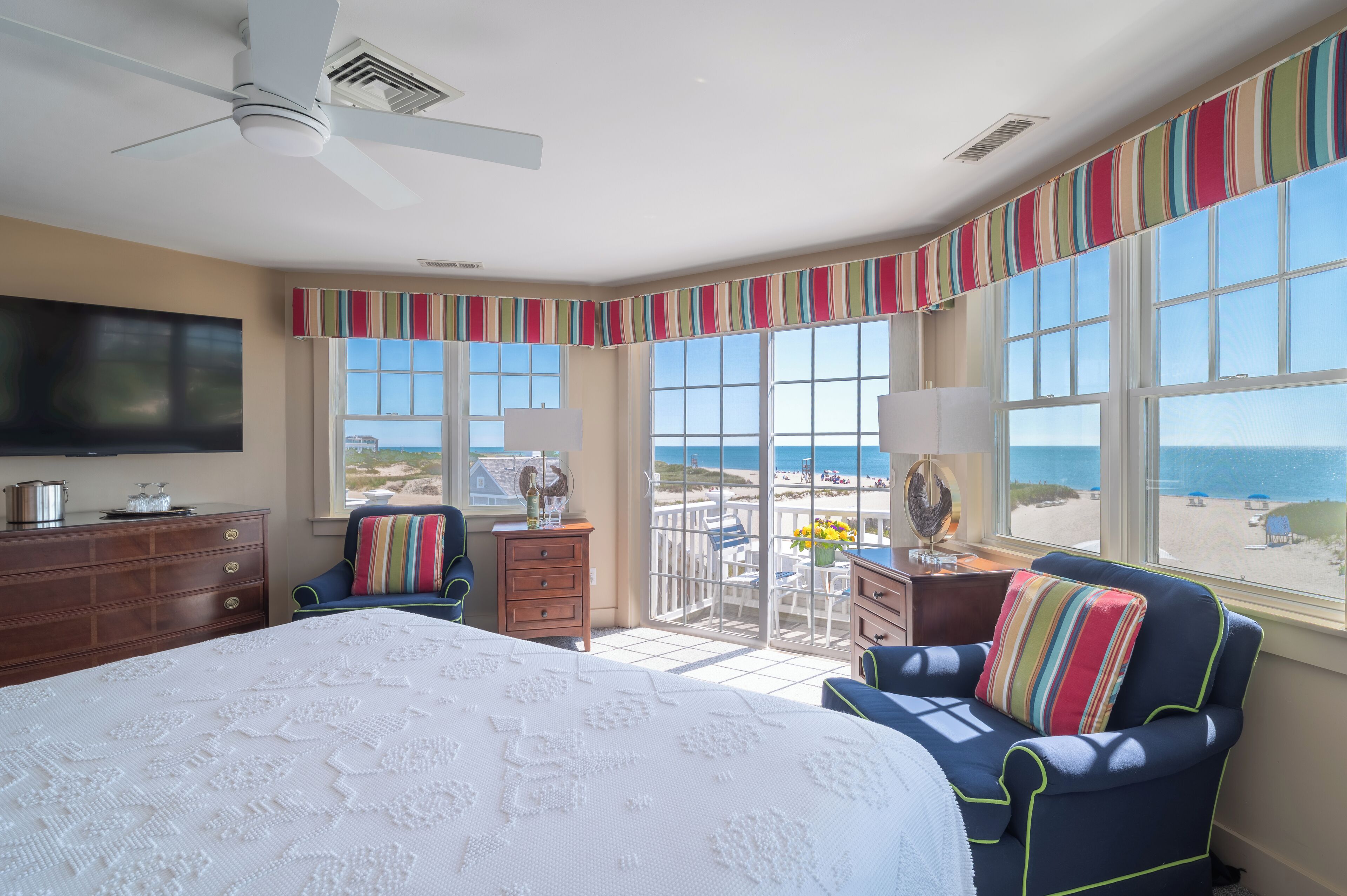 Habitación Deluxe, 1 cama King size, balcón, vista a la playa | Camas con pillow-top, decoración personalizada y muebles diferentes 