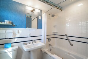 Kylpyhuone, jossa on suihku, pesuallas ja wc.