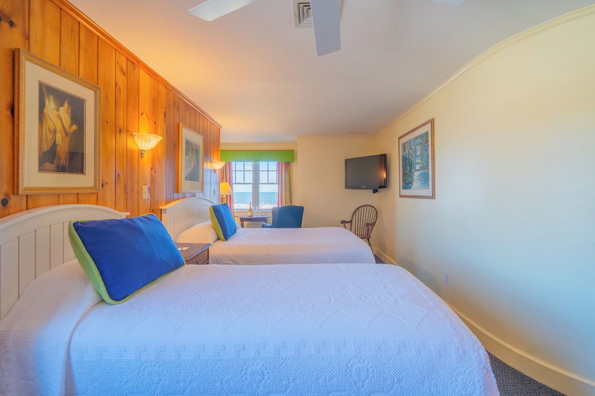 Superior Room, Queen Bed and Twin Bed, Ocean View | 1 makuuhuone, pillowtop-patjalliset sängyt, yksilöllisesti sisustettu
