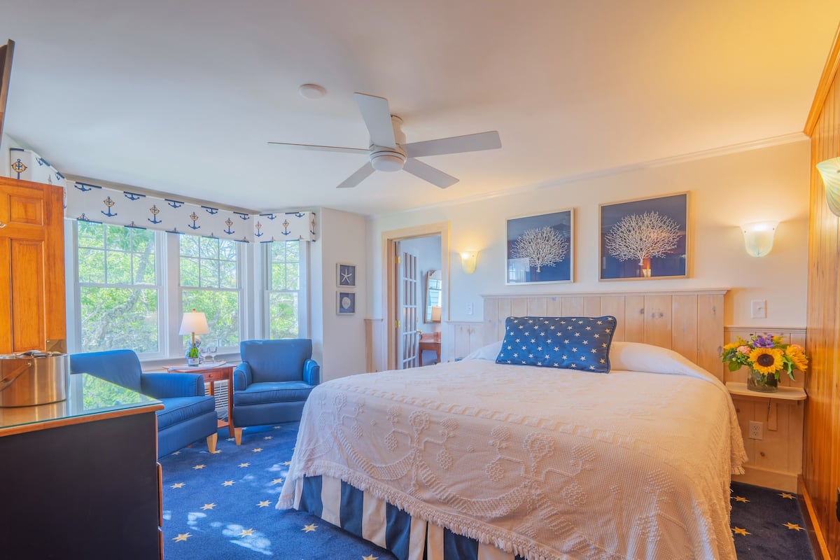 Deluxe Room, King Bed and Bunk Bed