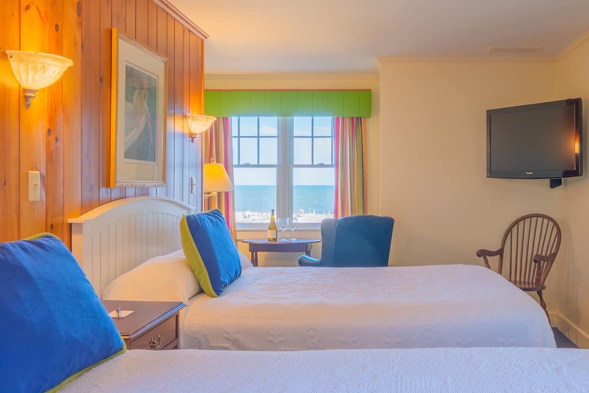 Superior Room, Queen Bed and Twin Bed, Ocean View | 1 Schlafzimmer, Pillowtop-Betten, individuell dekoriert