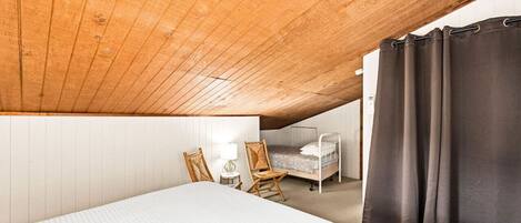 4 bedrooms, desk, iron/ironing board, free WiFi