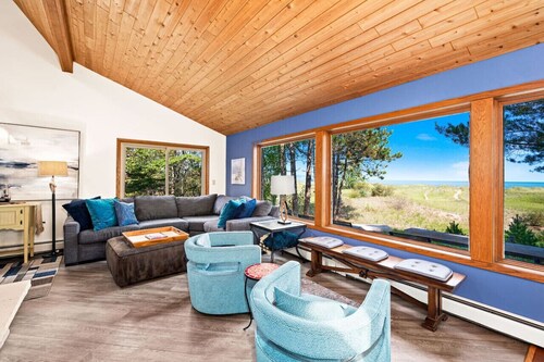 Park Point Beach House on Lake Superior, near shops