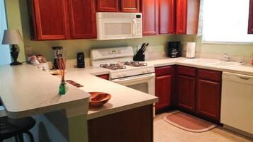 Rumah, 3 kamar tidur | Dapur pribadi | Lemari es besar, microwave, oven, dan mesin pencuci piring