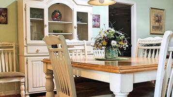 House, 3 Bedrooms | In-room dining