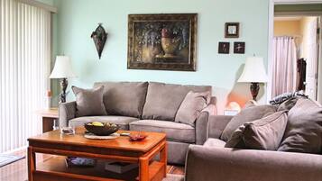 House, 3 Bedrooms | Living room | Flat-screen TV