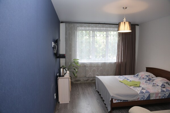 Literie de qualité supérieure, bureau, fer et planche à repasser