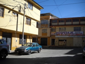 Fachada de la propiedad por la tarde o noche