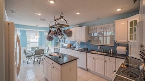 House, 2 Bedrooms | Private kitchen