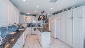 House, 2 Bedrooms | Private kitchen