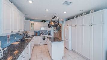 Rumah, 2 kamar tidur | Dapur pribadi | Lemari es besar, microwave, oven, dan mesin pencuci piring