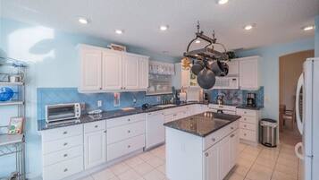 Rumah, 2 kamar tidur | Dapur pribadi | Lemari es besar, microwave, oven, dan mesin pencuci piring