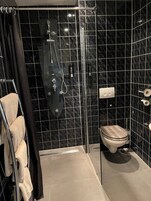 Quarto casal luxo | Banheiro | Chuveiro, ducha de hidromassagem, produtos de toalete grátis 