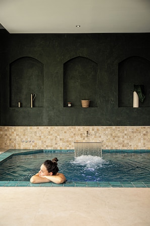 Indoor spa tub