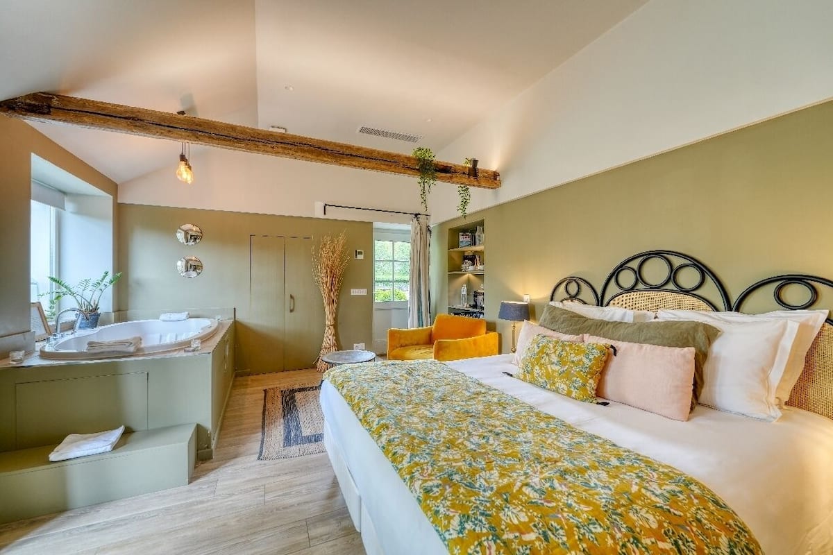 Habitación Deluxe, bañera de hidromasaje | 1 dormitorio, ropa de cama de alta calidad, minibar y caja fuerte