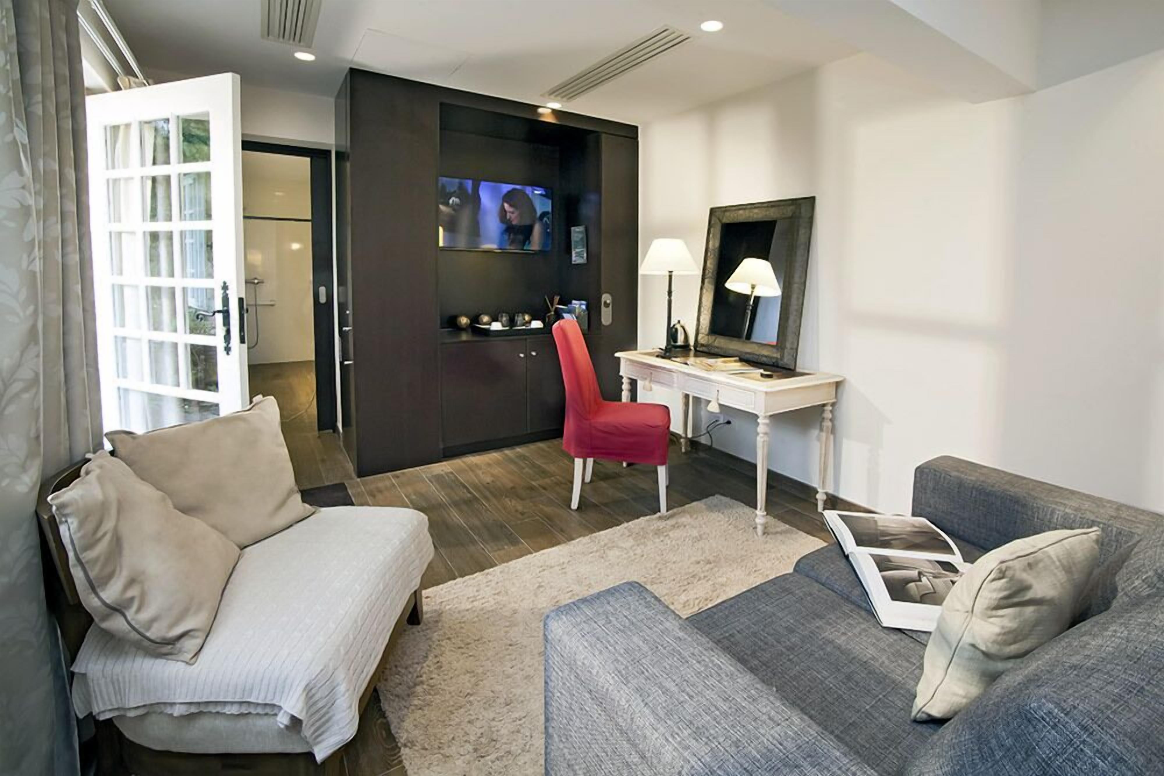 cottage | living area | flat-screen tv, pay films