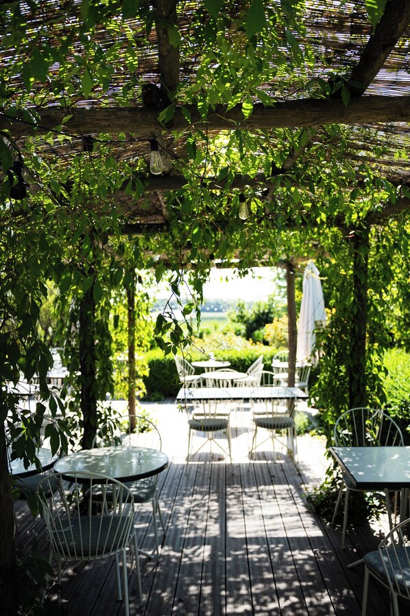 Terrace/patio - Domaine de Bellevue, The Originals Relais (Neufmoutiers-en-Brie)