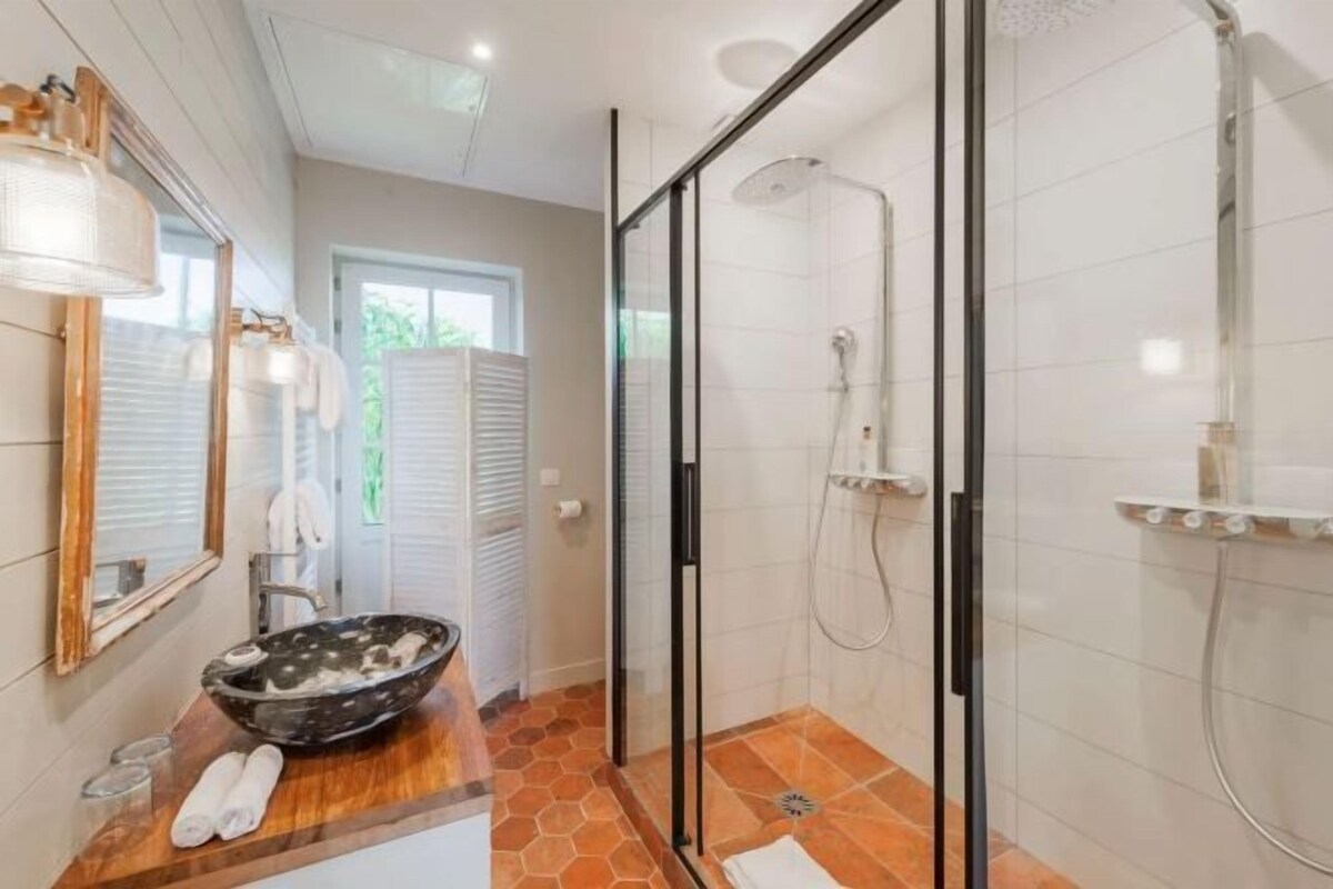 Bathroom | Free toiletries, hair dryer, bathrobes, slippers