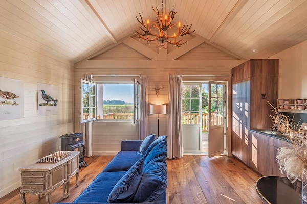 Cottage, pemandangan danau | 1 kamar tidur, seprai premium, minibar, dan brankas