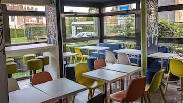 Café da manhã com buffet todos os dias mediante uma taxa