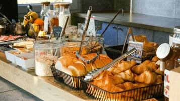 Se ofrece un desayuno bufé todos los días (por un coste adicional)