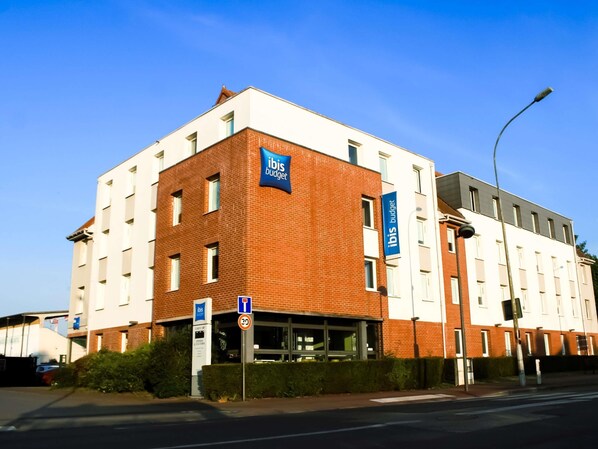 Un bâtiment portant une enseigne « ibis budget », indiquant qu’il s’agit d’un hôtel économique.