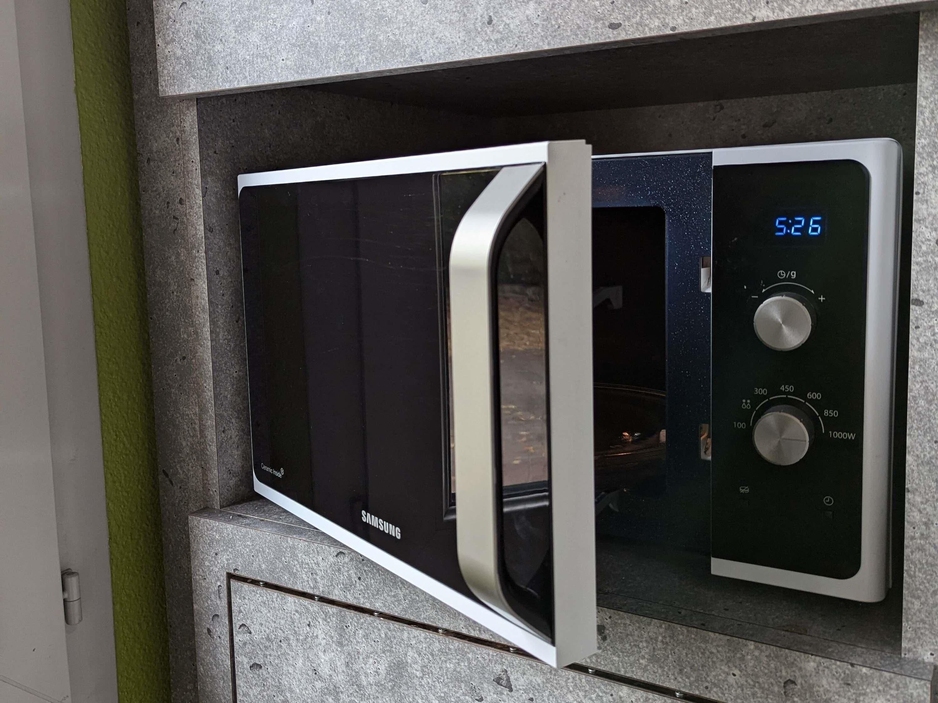 Un four à micro-ondes Samsung doté d’un écran numérique, de réglages de puissance et d’une minuterie.