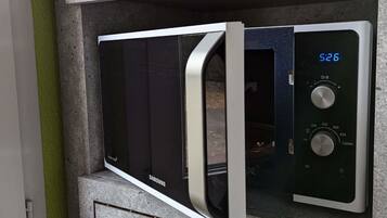 Un four à micro-ondes Samsung doté d’un écran numérique, de réglages de puissance et d’une minuterie.