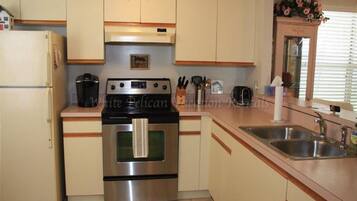 House, 2 Bedrooms | Private kitchen | Full-size fridge, microwave, oven, coffee/tea maker