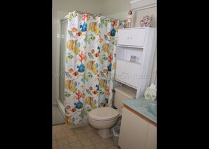 House, 2 Bedrooms | Bathroom | Combined shower/bathtub, deep-soaking bathtub, hair dryer, towels - East Schwartz 1321 by White Pelican VR (Lady Lake)