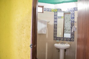 Habitación estándar, 1 cama doble | Baño | Ducha, artículos de higiene personal gratuitos y secador de pelo