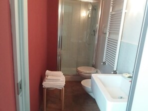Ducha, artículos de higiene personal gratuitos, secador de pelo y bidé