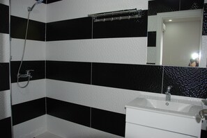 Studio, Uitzicht op zee | Badkamer | Een douche, gratis toiletartikelen, een haardroger, handdoeken