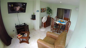 Apartamento club, 2 quartos | Área de estar | TV de tela plana