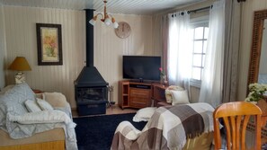 Hus | Vardagsrum | Tv och eldstad