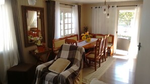 Rumah | Ruang keluarga | TV dan perapian