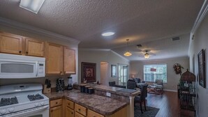 Casa, 2 habitaciones | Cocina privada | Cafetera y tetera, refrigerador con congelador, microondas y horno