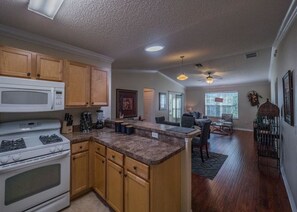 ハウス 2 ベッドルーム | 専用キッチン | 大型冷蔵庫、電子レンジ、オーブン、食器洗い機