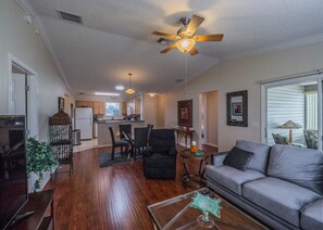 ハウス 2 ベッドルーム | リビング エリア | 薄型テレビ