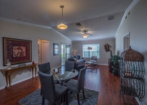 ハウス 2 ベッドルーム | 客室内のダイニングエリア