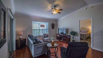 Rumah, 2 kamar tidur | Ruang keluarga | TV layar datar