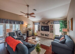Casa, 3 habitaciones | Sala de estar | Televisión de pantalla plana 