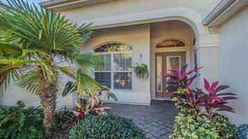 Pintu masuk properti