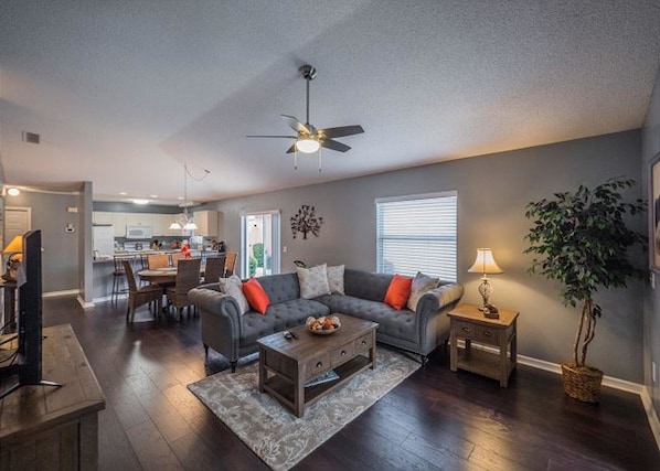 House, 2 Bedrooms | Living room | Flat-screen TV - Nuevo Leon Lane 610 by White Pelican VR (Lady Lake)