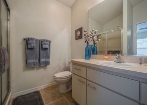 House, 2 Bedrooms | Bathroom | Deep-soaking bathtub, hair dryer, towels - Nuevo Leon Lane 610 by White Pelican VR (Lady Lake)