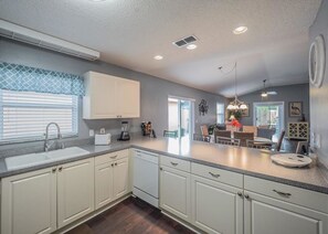 House, 2 Bedrooms | Private kitchen