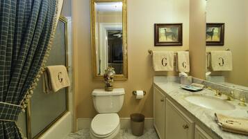 Deluxe Double Room, 1 Bedroom, Non Smoking, Private Bathroom | Bathroom | Free toiletries, towels