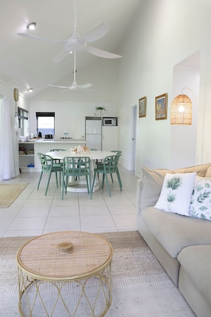 Villa, 2 soverom | Oppholdsområde | En 32-tommers Flatskjerm-TV med digitale kanaler samt TV og Netflix